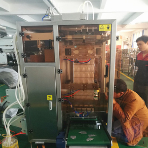 Pelanggan Thailand memeriksa dan menguji mesin pengemasan sachet cair yang dia beli