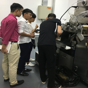 Pelanggan dari Vietnam memeriksa mesin enkapsulata otomatis penuh